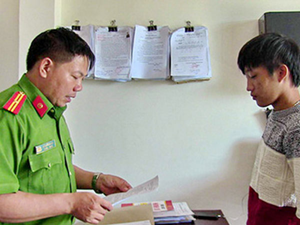 Nghịch điện thoại của bạn chị họ, bé 5 tuổi bị đánh gẫy 2 tay, chấn thương sọ não