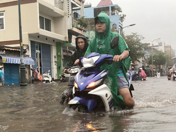 Nhiều tuyến đường Sài Gòn ngập sâu sau mưa lớn
