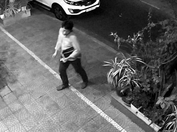 Ôtô của cựu phó giám đốc sở ở Đà Nẵng bị một người Hàn Quốc đột nhập