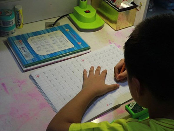 Phụ huynh có con học sách công nghệ giáo dục nói gì về cách đọc ô vuông, tam giác?
