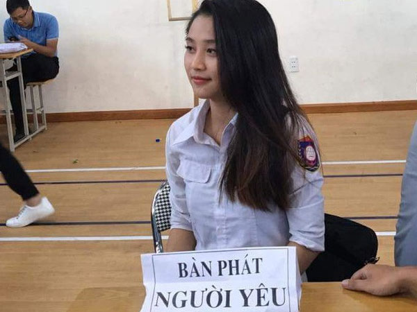 Vô tình ngồi ngay 'bàn phát người yêu', cô gái xinh đẹp bỗng nhận được một loạt 'đơn ứng tuyển'