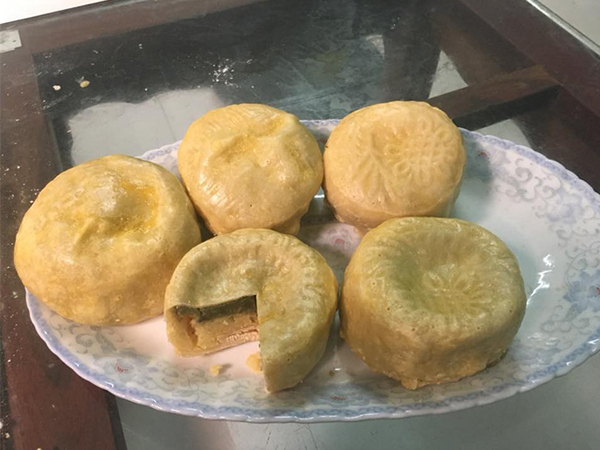 Dân mạng cười ngất với cô gái làm bánh trung thu bằng lò vi sóng, hình thức đã không ra gì mà vị thì 'cún cũng không chịu ăn'