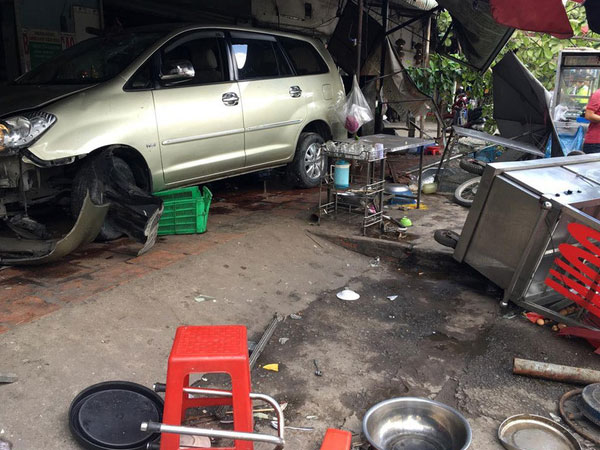 Đang ngồi rửa bát bị ô tô lao vào nhà đâm nguy kịch