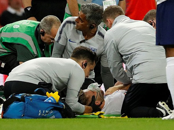 Luke Shaw phải thở oxy sau pha va chạm với Carvajal