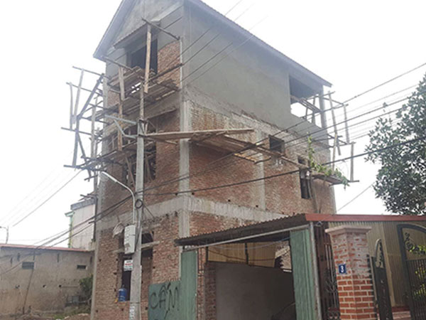 Sập giàn giáo đang thi công, hai thợ xây thiệt mạng