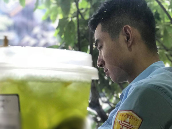 Anh bảo vệ quán trà sữa bất ngờ nổi tiếng MXH vì sở hữu góc nghiêng đẹp trai ra phết!