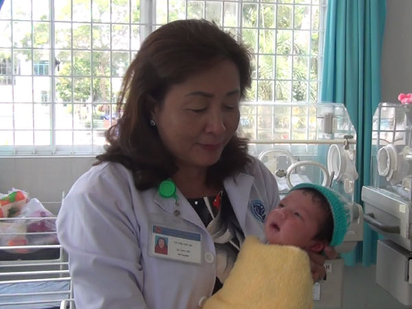 Bé gái mới sinh bị mẹ ruột nhẫn tâm bỏ rơi tại bệnh viện