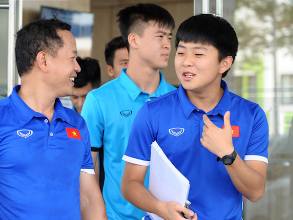 Chàng trợ lý tiếng Anh có gương mặt bầu bĩnh luôn theo sát HLV Park Hang Seo và Olympic Việt Nam là ai?