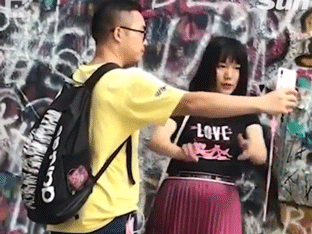 Cô gái gây cười khi dùng bạn trai làm công cụ chụp ảnh