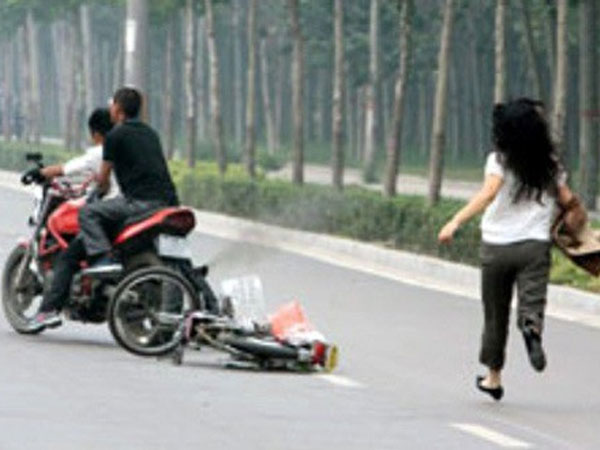 Đôi nam nữ bị nhóm đối tượng đạp ngã xe cướp táo tợn ở Sài Gòn