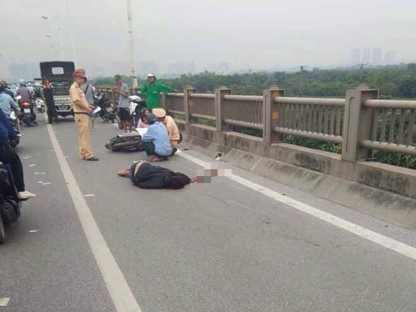 Hà Nội: Điều khiển xe máy tự đâm vào thành cầu Vĩnh Tuy, người đàn ông tử vong tại chỗ