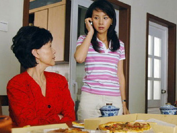 Mẹ chồng liên tục nhắc tôi phải phục vụ cả nhà chồng cho tốt