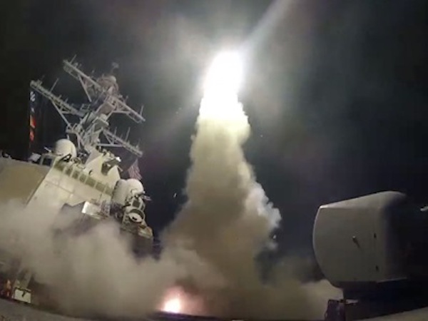 Nga tố cáo Mỹ không kích Syria bằng bom hóa học