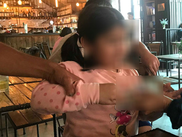 Người mẹ đau đớn làm đơn tố cáo gã hàng xóm hiếp dâm con gái 5 tuổi: 'Lúc hỏi, con bé khờ khạo nói bị ông ấy làm đau'