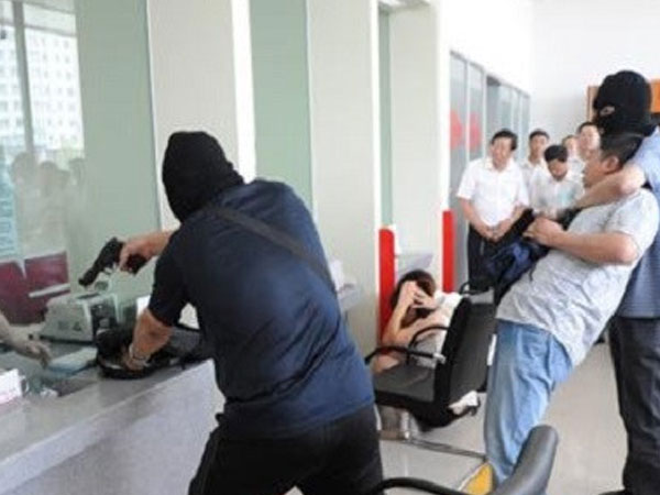 Ở nước ngoài, cướp ngân hàng táo tợn tới mức nào?