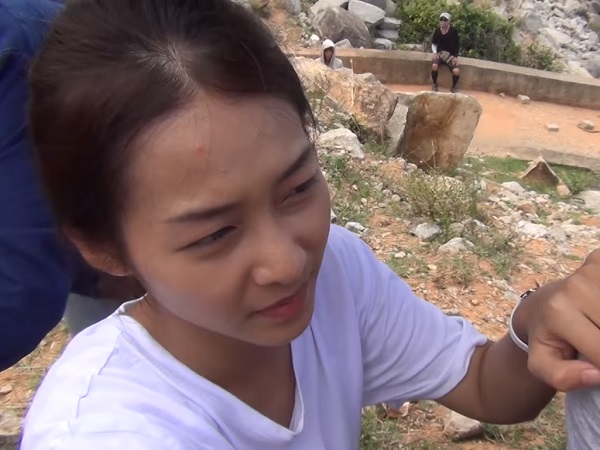 Phim Hậu duệ mặt trời Việt Nam: Khả Ngân bị bong gân khi lao xuống vực