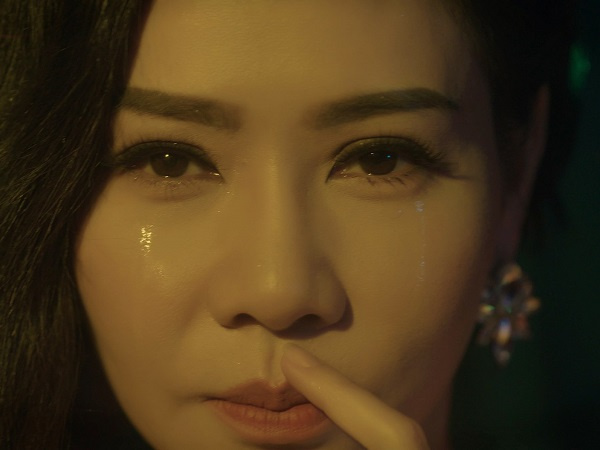 Thu Minh khóc nức nở kể lại chuyện tình đẫm nước mắt trong MV mới