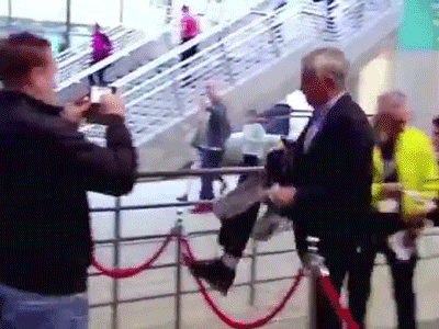 Video: Khoảnh khắc đầy xấu hổ của Mourinho khi ngã sõng soài tại Wembley