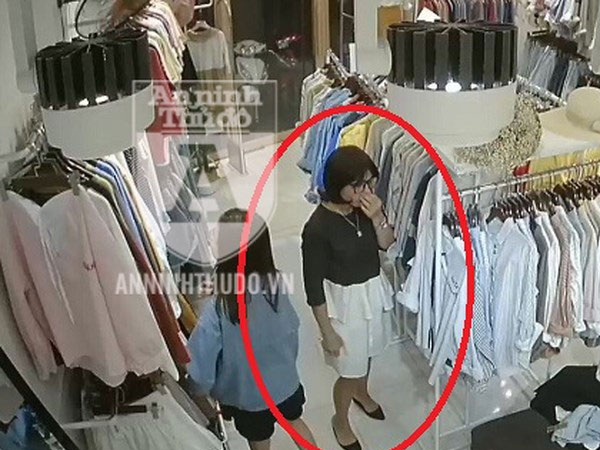 Cảnh giác: 'Nữ quái' ăn mặc như... dân văn phòng, mở tủ giữ đồ ăn trộm trong nháy mắt