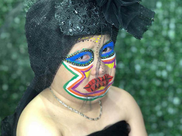 Có mẹ là thợ make-up, bé trai tưởng sẽ đẹp như soái ca ai ngờ khóc thét khi soi gương