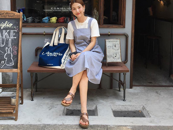 Đừng vội cất những chiếc váy hai dây bởi các nàng có thể diện được muôn kiểu tuyệt xinh trong tiết thu se lạnh