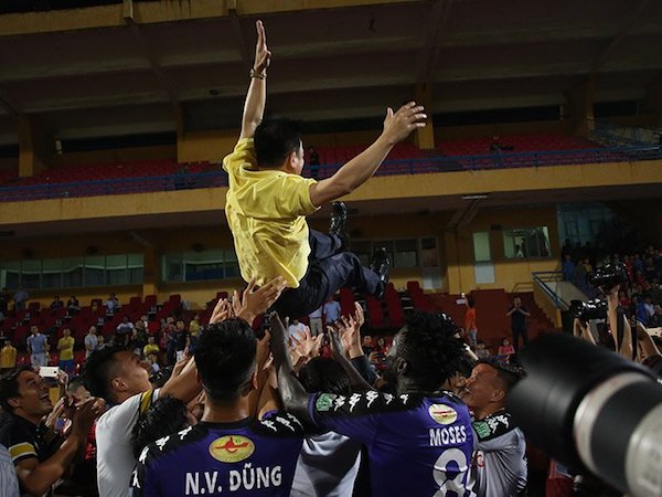Hà Nội FC vô địch sớm, vì sao bầu Hiển... không thưởng?
