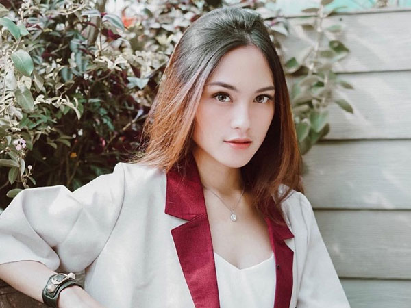 Hot girl cung bọ cạp có bạn trai thiếu gia, nổi tiếng ở Indonesia