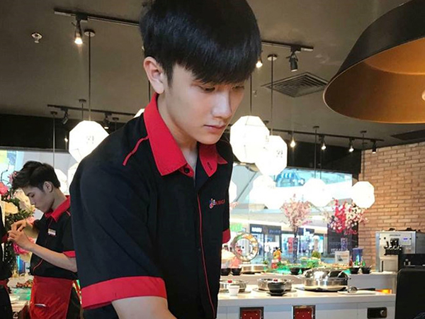 Nam phục vụ bàn ở Sài Gòn được tìm kiếm sau ảnh chụp lén đẹp trai