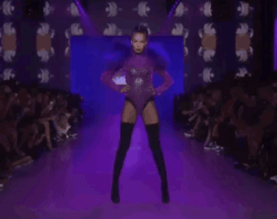 Người mẫu gây sốc với màn catwalk 'liên hoàn quẩy' thót tim nhất New York Fashion Week