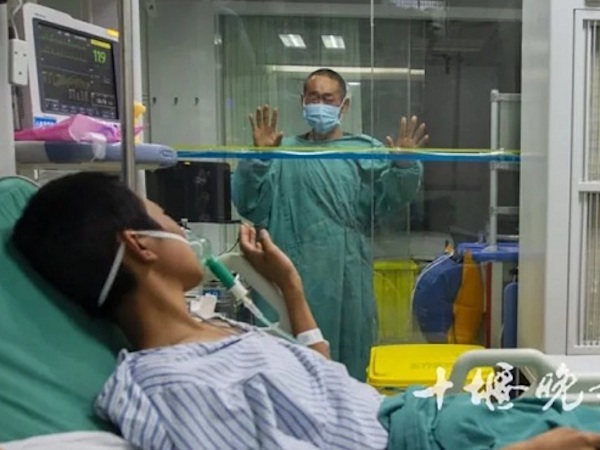 Nhặt cốc múc nước sông uống, thiếu niên TQ bị xơ hóa phổi chết thảm