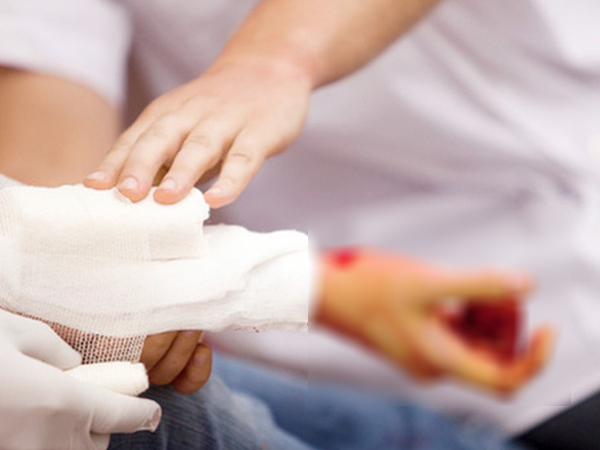 Trường hợp bị cứa đứt động mạch, làm thế nào để sơ cứu đúng chỉ trong vài phút sống còn?