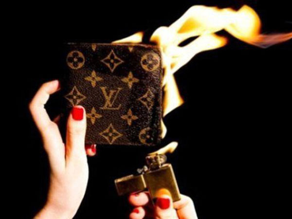 Vì sao các thương hiệu xa xỉ đốt hủy hàng ế?