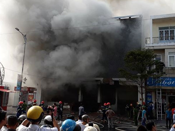 Video: Cháy lớn quán bar ở trung tâm Đà Nẵng