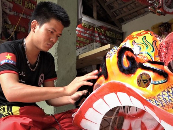 Video: Thu lãi trăm triệu từ làm đầu lân mùa trung thu ở Hà Nội