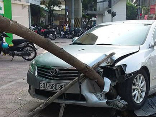 Xế hộp Camry tông liên hoàn trên phố Hà Nội, 2 người bị thương