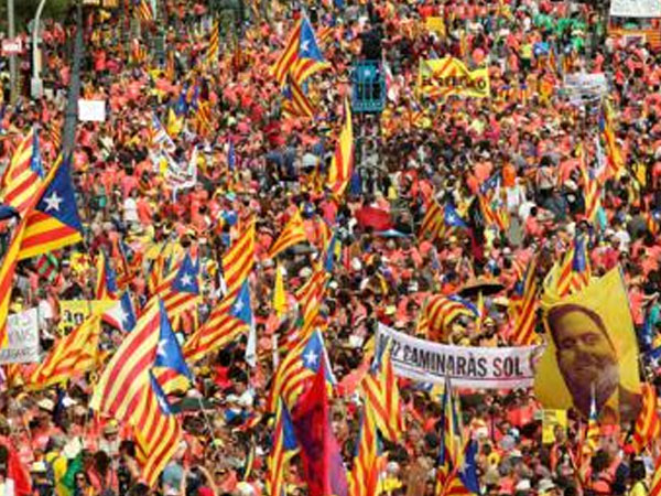 Đại biểu tình đòi Catalan độc lập: Phương Tây ám ảnh Kosovo!