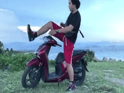 Dân mạng trố mắt khi 'quái vật' SH bỗng nhiên bé nhỏ như xe điện bên anh chàng có chiều cao khủng