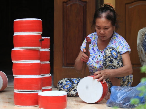 Dây chuyền làm 100.000 trống trung thu mỗi năm ở Hưng Yên