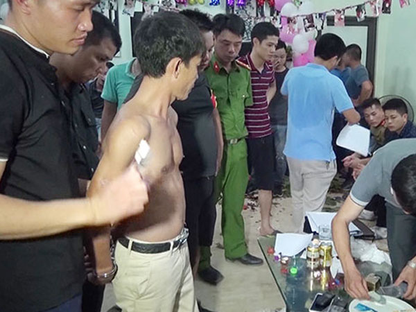 Đột kích 'bữa tiệc đá', phá vỡ vỏ bọc của một doanh nhân
