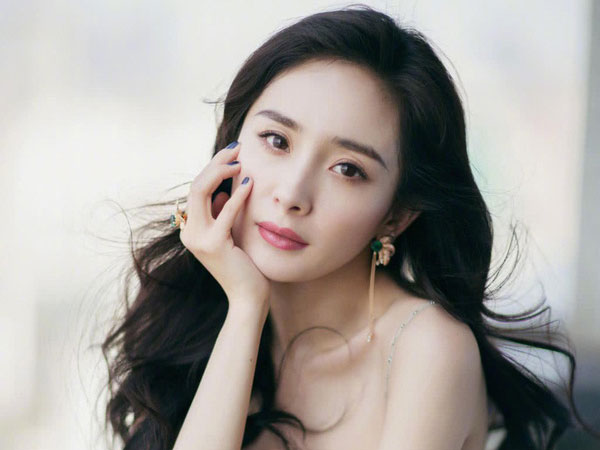 Sinh nhật Dương Mịch nửa làng giải trí chúc mừng, trừ Lưu Khải Uy và Đường Yên không một lời nhắn?
