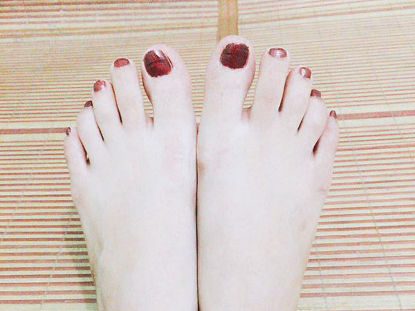 Sở hữu đôi chân 'nuột' như gái đôi mươi, chàng trai kêu trời vì suốt ngày bị người yêu đem ra tập sơn móng chân