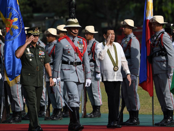 Tổng thống Duterte thách quân đội Philippines đảo chính