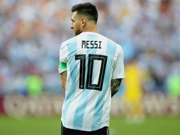 Tuyển Argentina treo áo số 10, chờ Messi trở lại