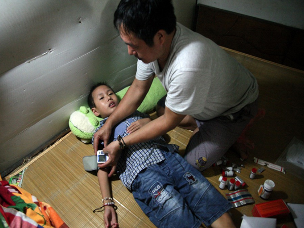 Câu chuyện người cha nghèo nuôi con trai suy thận giai đoạn cuối, suốt 3 năm giấu con nhặt 4 chiếc quần lót để mặc