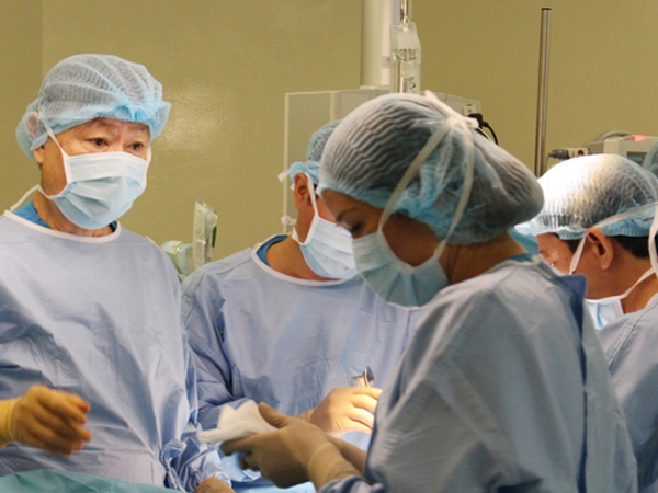 Cha mẹ nhất quyết không cho truyền máu, bé trai mang khối khối u gan nguy kịch được bác sĩ dùng cách này để 'hồi sinh'