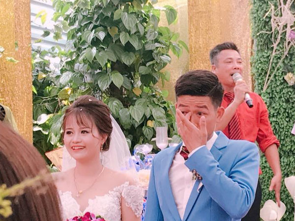 Hai trạng thái đối lập trong ngày cưới khiến dân mạng phì cười: Chú rể bưng mặt khóc nức nở còn cô dâu tươi tắn như hoa