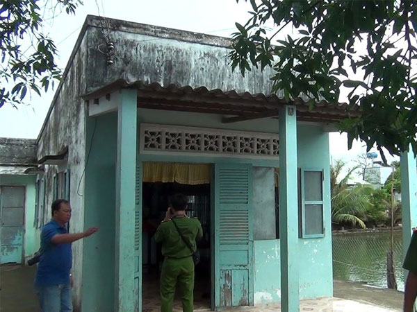 Nghi án chồng cắt cổ vợ trẻ, uống thuốc cỏ tự tử do cuồng ghen