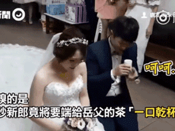 Quan khách cười bò khi chú rể 'đãng trí' đang quỳ gối dâng trà cho bố mẹ vợ thì hồn nhiên ngửa cổ uống cạn