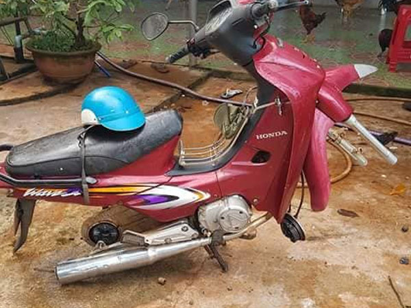 Tên trộm khó hiểu: Đột nhập vào nhà kiên nhẫn ngồi tháo hai bánh xe máy rồi mang đi
