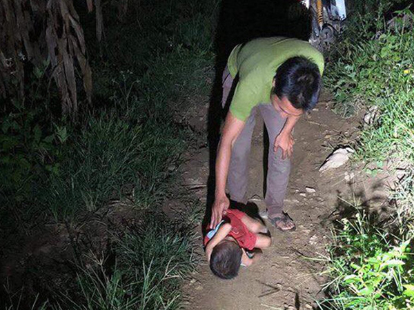 Thực hư câu chuyện bé trai phải ngủ ngoài đường khi bố mất, mẹ đi lấy chồng
